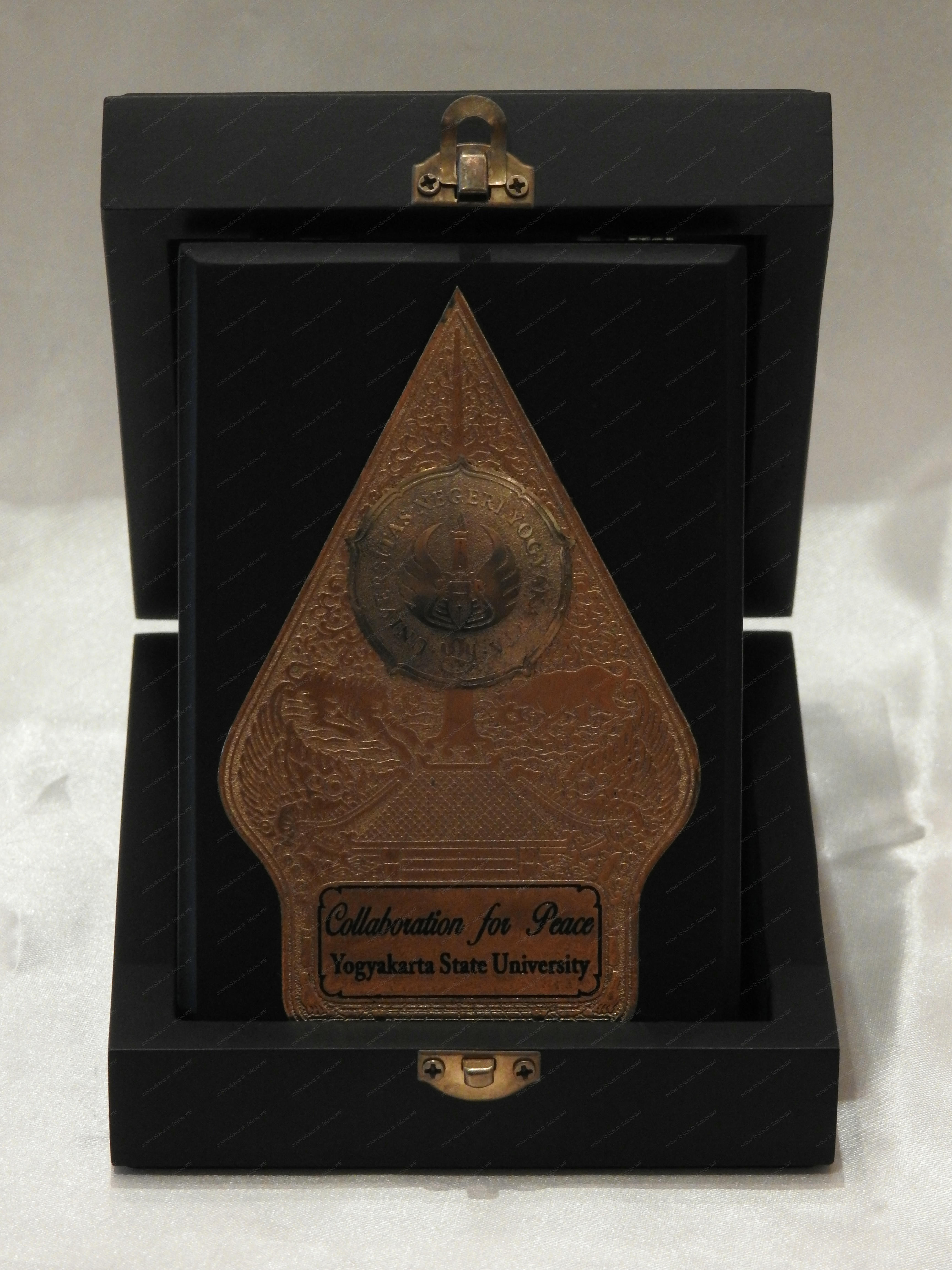 ของที่ระลึก จาก Yogyakarta State University (YSU) ประเทศอินโดนีเซีย